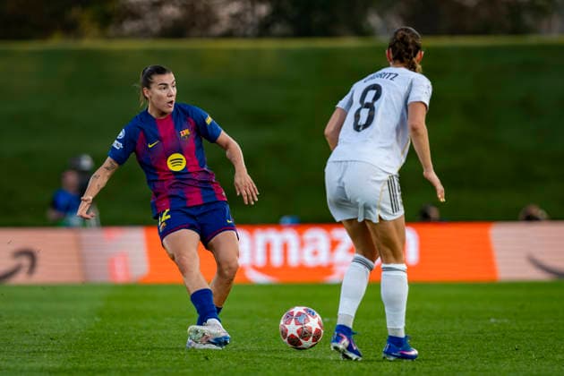 Real Madrid CF v FC Barcelona, Barca - UEFA Women s Champions League 2025 26 Quarter-finals First Leg Patri Guijarro of FC Barcelona (L) passes the ball during the UEFA Women s Champions League 2025 26 Quarter-finals First Leg match between Real Madrid CF and FC Barcelona at Estadio Alfredo Di Stefano on March 25, 2026 in Madrid, Spain. Valdebebas Estadio Alfredo Di Stefano Madrid Spain Copyright: xAlbertoxGardinx AGardin_20260325_W_Champ_Rea_Mad_Bar_0763