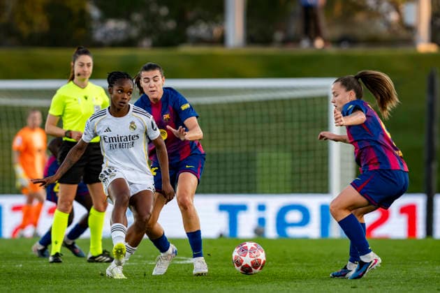 Real Madrid CF v FC Barcelona, Barca - UEFA Women s Champions League 2025 26 Quarter-finals First Leg Linda Caicedo of Real Madrid CF (L) is in action with the ball during the UEFA Women s Champions League 2025 26 Quarter-finals First Leg match between Real Madrid CF and FC Barcelona at Estadio Alfredo Di Stefano on March 25, 2026 in Madrid, Spain. Valdebebas Estadio Alfredo Di Stefano Madrid Spain Copyright: xAlbertoxGardinx AGardin_20260325_W_Champ_Rea_Mad_Bar_0768