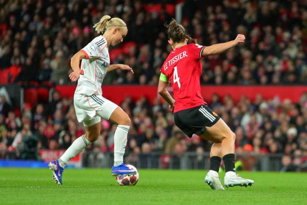 Manchester United, ManU Women v Bayern Munich Women Pernille Harder of Bayern Munich battles with Maya Le Tissier of Manchester United during Manchester United Women v Bayern Munich Women UEFA Champions League Quarter-Final 1st Leg match at Old Trafford, Manchester, England on 25 March 2026 Credit: Luke Williams Every Second Media Editorial use only. All images are copyright Every Second Media Limited. No images may be reproduced without prior permission. Copyright: xIMAGO EveryxSecondxMediax ESM-1877-0018 LukexWilliamsx xEveryxSecondxMediax