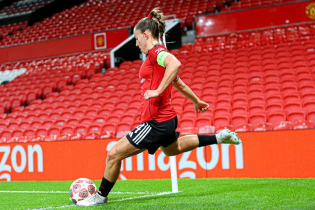 MANCHESTER, ENGLAND - March 25: Maya Le Tissier of Manchester United, ManU takes a corner during the UEFA Womens Champions League match between Manchester United and Bayern Munich at Old Trafford in Manchester, England  Copyright: xNataliexMincher SPPx Sportspressphoto_SPR118001