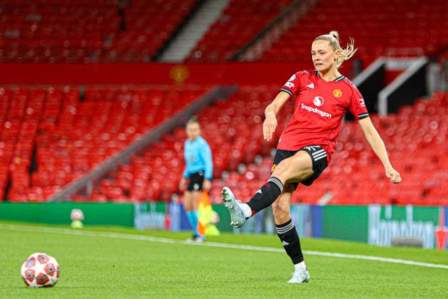 MANCHESTER, ENGLAND - March 25: Fridolina Rolfo of Manchester United, ManU passes the ball during the UEFA Womens Champions League match between Manchester United and Bayern Munich at Old Trafford in Manchester, England  Copyright: xNataliexMincher SPPx Sportspressphoto_SPR118021