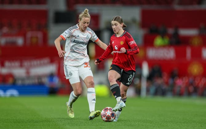 GBR, Manchester, Manchester United vs Bayern Munich, WomenÂs Champions League, Football, UEFA, Season 2025 2026, Old Trafford, Quarter-final, First leg in picture from l Carolin Simon Bayern Munich 30 , Jess Park Manchester United 8 , Duel DFB DFL REGULATIONS PROHIBIT ANY USE OF PHOTOGRAPHS AS IMAGE SEQUENCES AND OR QUASI VIDEO, 25 03 2026 Copyright: HMBxMedia HendrikxHamelau