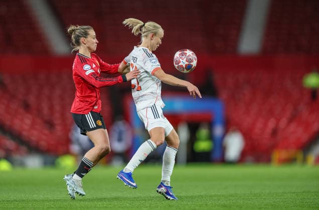 GBR, Manchester, Manchester United vs Bayern Munich, WomenÂs Champions League, Football, UEFA, Season 2025 2026, Old Trafford, Quarter-final, First leg in picture f l Julia Zigotti Manchester United Women 18 , Pernille Harder Bayern Munich 21 , Duel DFB DFL REGULATIONS PROHIBIT ANY USE OF PHOTOGRAPHS AS IMAGE SEQUENCES AND OR QUASI VIDEO, 25 03 2026 Copyright: HMBxMedia HendrikxHamelau