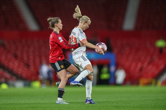 iGBR, Manchester, Manchester United vs Bayern Munich, WomenÂs Champions League, Football, UEFA, 2025 2026 season, Old Trafford, quarter-final, first leg in the picture from l Julia Zigotti Manchester United Women 18 , Pernille Harder Bayern Munich 21 , duel DFB DFL REGULATIONS PROHIBIT ANY USE OF PHOTOGRAPHS AS IMAGE SEQUENCES AND OR QUASI VIDEO, 25 03 2026 Copyright: HMBxMedia HendrikxHamelau