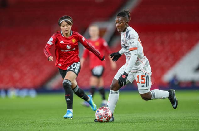 GBR, Manchester, Manchester United vs Bayern Munich, WomenÂs Champions League, Football, UEFA, Season 2025 2026, Old Trafford, Quarter-final, First leg in picture v l Hinata Miyazawa Manchester United Women 20 , Bernadette Amani FC Bayern Munich DFB DFL REGULATIONS PROHIBIT ANY USE OF PHOTOGRAPHS AS IMAGE SEQUENCES AND OR QUASI VIDEO, 25 03 2026 Copyright: HMBxMedia HendrikxHamelau
