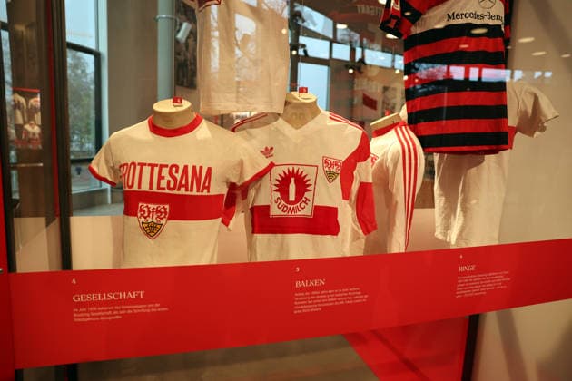 25 03 26 VfB Stuttgart exhibition A jersey writes history Germany, Stuttgart, 25 03 2026, Football, Bundesliga, VfB Stuttgart, Exhibition A jersey writes history at Schauspiel Stuttgart Historical jerseys in the showcase