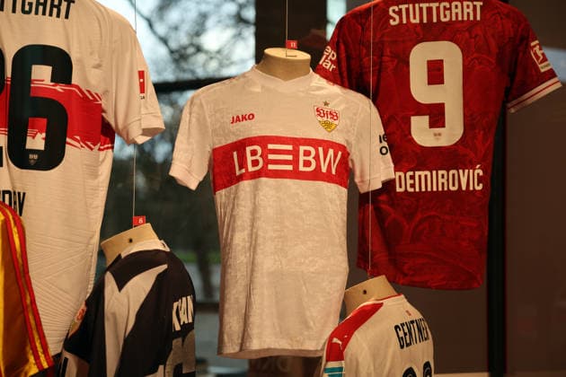 25 03 26 VfB Stuttgart exhibition A jersey writes history Germany, Stuttgart, 25 03 2026, Football, Bundesliga, VfB Stuttgart, Exhibition A jersey writes history at Schauspiel Stuttgart Historical jerseys in the showcase