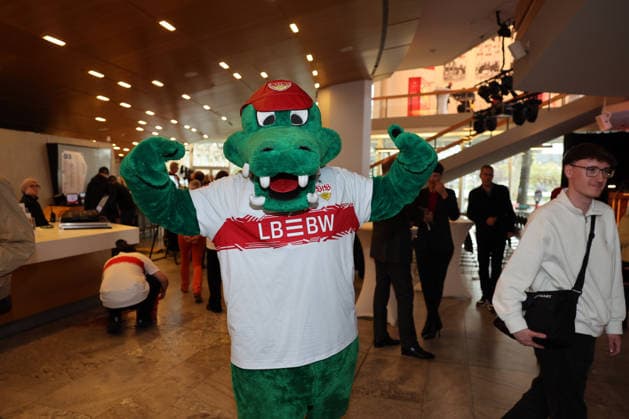 25 03 26 VfB Stuttgart exhibition A jersey makes history Germany, Stuttgart, 25 03 2026, Football, Bundesliga, VfB Stuttgart, exhibition A jersey makes history at Schauspiel Stuttgart Fritzle mascot