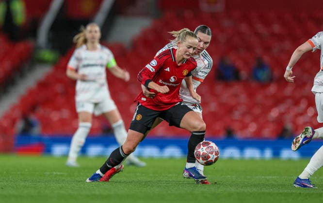 GBR, Manchester, Manchester United vs Bayern Munich, WomenÂs Champions League, Football, UEFA, Season 2025 2026, Old Trafford, Quarter-final, First leg in picture from l Lea Schüller Manchester United Women 24 , Vanessa Gilles Bayern Munich 2 , Duel DFB DFL REGULATIONS PROHIBIT ANY USE OF PHOTOGRAPHS AS IMAGE SEQUENCES AND OR QUASI VIDEO, 25 03 2026 Copyright: HMBxMedia HendrikxHamelau