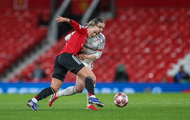 GBR, Manchester, Manchester United vs Bayern Munich, WomenÂs Champions League, Football, UEFA, Season 2025 2026, Old Trafford, Quarter-final, First leg in picture from l Lea Schüller Manchester United Women 24 , Vanessa Gilles Bayern Munich 2 , Duel DFB DFL REGULATIONS PROHIBIT ANY USE OF PHOTOGRAPHS AS IMAGE SEQUENCES AND OR QUASI VIDEO, 25 03 2026 Copyright: HMBxMedia HendrikxHamelau