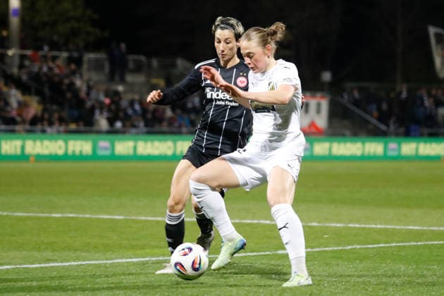 Frankfurt, Germany March 25, 2026 UEFA Womens Europa Cup 2025 2026 semi-final Eintracht Frankfurt v BK Häcken Pictured from left in a duel Sara Doorsoun SGE and Paulina Nyström Nystroem BK Stadion am Bretanobad Hessen Copyright: xFotostandx xvanxderxVeldenx