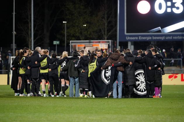 Frankfurt, Germany March 25, 2026 UEFA Womens Europa Cup 2025 2026 semi-final Eintracht Frankfurt vs BK Häcken In the picture The Eintracht Frankfurt team stands together in a circle after the match Stadion am Bretanobad Hessen Copyright: xFotostandx xvanxderxVeldenx