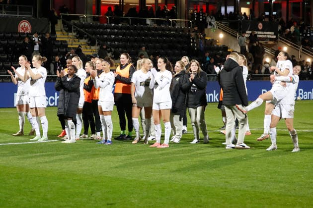 Frankfurt, Germany March 25, 2026 UEFA Womens Europa Cup 2025 2026 semi-final Eintracht Frankfurt vs BK Häcken Pictured The BK Häcken team thanking their fans Stadion am Bretanobad Hessen Copyright: xFotostandx xvanxderxVeldenx