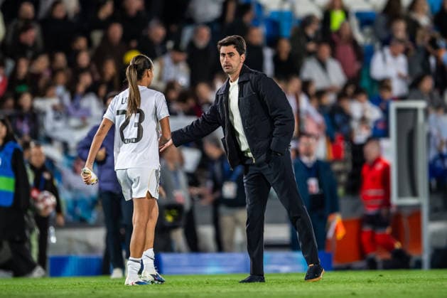 Real Madrid v FC Barcelona, Barca UEFA Women s Champions League, Madrid, Spain Madrid, Spain. 25th, March 2026. Heach coach Pau Quesada of Real Madrid CF consolates Maelle Lakrar of Real Madrid CF following the UEFA Women s Champions League 2025 26 match between Real Madrid CF and FC Barcelona at Estadio Alfredo Di Stefano in Madrid. Spain, Madrid, Estadio Alfredo Di Stefano  Copyright: xGonzalesxPhoto LucianoxLimax