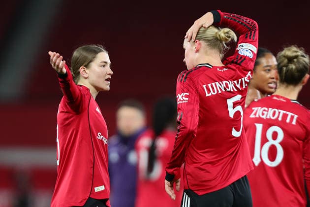Manchester United, ManU Women v Bayern Munich Women Jess Park of Manchester United gestures to Hanna Lundkvist of Manchester United following a 2-3 defeat during Manchester United Women v Bayern Munich Women UEFA Champions League Quarter-Final 1st Leg match at Old Trafford, Manchester, England on 25 March 2026 Credit: Luke Williams Every Second Media Editorial use only. All images are copyright Every Second Media Limited. No images may be reproduced without prior permission. Copyright: xIMAGO EveryxSecondxMediax ESM-1877-0044 LukexWilliamsx xEveryxSecondxMediax