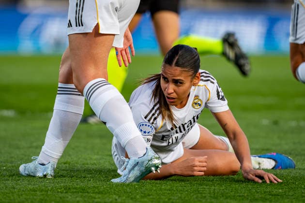 Real Madrid CF v FC Barcelona, Barca - UEFA Women s Champions League 2025 26 Quarter-finals First Leg Maelle Lakrar of Real Madrid CF is seen on the ground during the UEFA Women s Champions League 2025 26 Quarter-finals First Leg match between Real Madrid CF and FC Barcelona at Estadio Alfredo Di Stefano on March 25, 2026 in Madrid, Spain. Valdebebas Estadio Alfredo Di Stefano Madrid Spain Copyright: xAlbertoxGardinx AGardin_20260325_W_Champ_Rea_Mad_Bar_1130