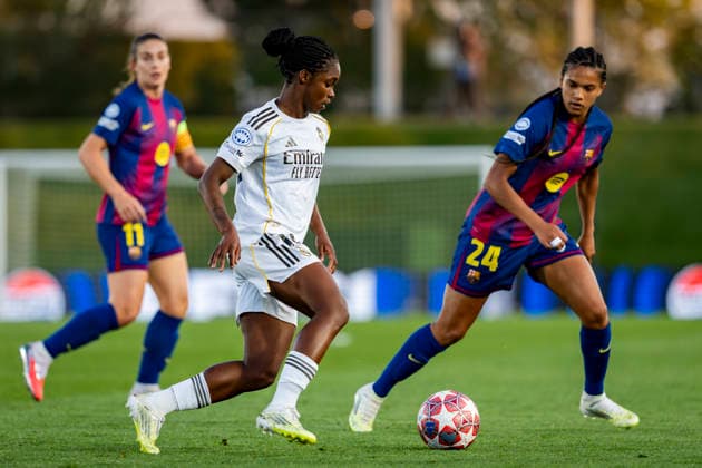 Real Madrid CF v FC Barcelona, Barca - UEFA Women s Champions League 2025 26 Quarter-finals First Leg Linda Caicedo of Real Madrid CF (C) is in action with the ball during the UEFA Women s Champions League 2025 26 Quarter-finals First Leg match between Real Madrid CF and FC Barcelona at Estadio Alfredo Di Stefano on March 25, 2026 in Madrid, Spain. Valdebebas Estadio Alfredo Di Stefano Madrid Spain Copyright: xAlbertoxGardinx AGardin_20260325_W_Champ_Rea_Mad_Bar_1133