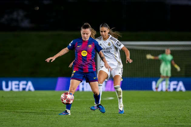 Real Madrid CF v FC Barcelona, Barca - UEFA Women s Champions League 2025 26 Quarter-finals First Leg Claudia Pina of FC Barcelona (L) is in action with the ball defended by Maelle Lakrar of Real Madrid CF (R) during the UEFA Women s Champions League 2025 26 Quarter-finals First Leg match between Real Madrid CF and FC Barcelona at Estadio Alfredo Di Stefano on March 25, 2026 in Madrid, Spain. Valdebebas Estadio Alfredo Di Stefano Madrid Spain Copyright: xAlbertoxGardinx AGardin_20260325_W_Champ_Rea_Mad_Bar_1139