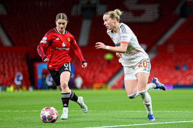 MANCHESTER, ENGLAND - March 25: Franziska Kett of Bayern Munich on the ball during the UEFA Womens Champions League match between Manchester United, ManU and Bayern Munich at Old Trafford in Manchester, England Copyright: xNataliexMincher SPPx Sportspressphoto_SPR118079