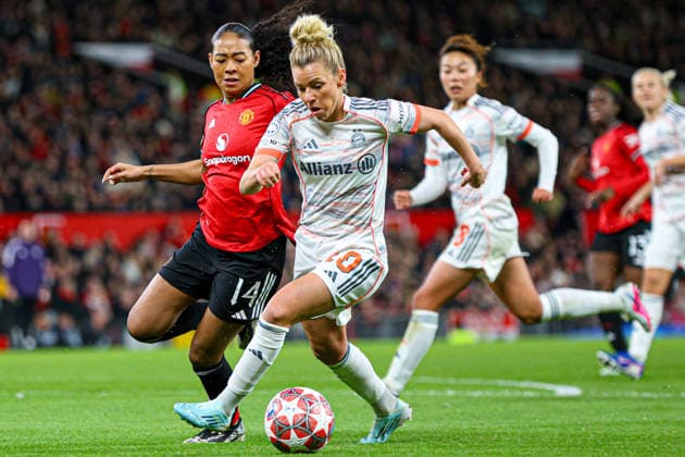 MANCHESTER, ENGLAND - March 25: Linda Dallmann of Bayern Munich on the ball during the UEFA Womens Champions League match between Manchester United, ManU and Bayern Munich at Old Trafford in Manchester, England Copyright: xNataliexMincher SPPx Sportspressphoto_SPR118184