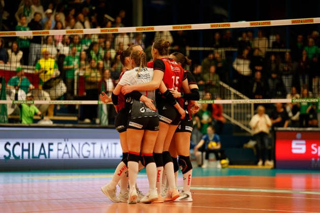 Volleyball I Women I Season 2025 2026 I Bundesliga I Playoff quarter-final 2 I USC Münster Dresdner SC I 25 03 2026 Patricia Nestler 1, Dresdner SC and Marta Kamelija Levinska 15, Dresdner SC cheer with their team Münster Sporthalle Berg Fidel North Rhine-Westphalia Germany Copyright: xLobeca CedricxSiefkerx