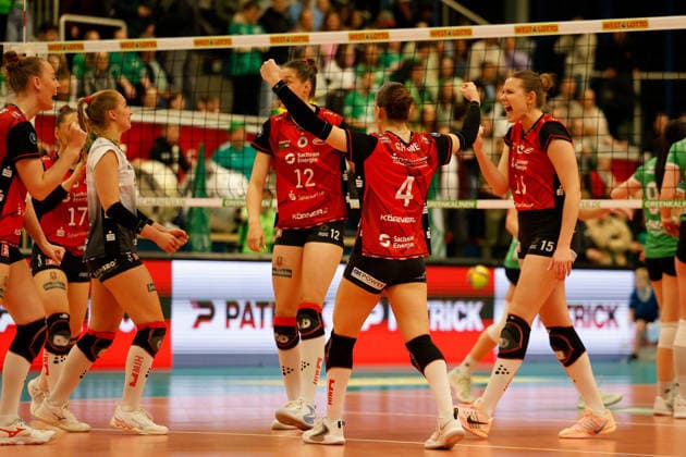Volleyball I Women I Season 2025 2026 I Bundesliga I Playoff Quarterfinals 2 I USC Münster Dresdner SC I 25 03 2026 Patricia Nestler 1, Dresdner SC Mette Pfeffer 12, Dresdner SC Emma Grome 4, Dresdner SC Marta Kamelija Levinska 15, Dresdner SC Cheering after a point with her team and rejoicing Münster Sporthalle Berg Fidel North Rhine-Westphalia Germany Copyright: xLobeca CedricxSiefkerx