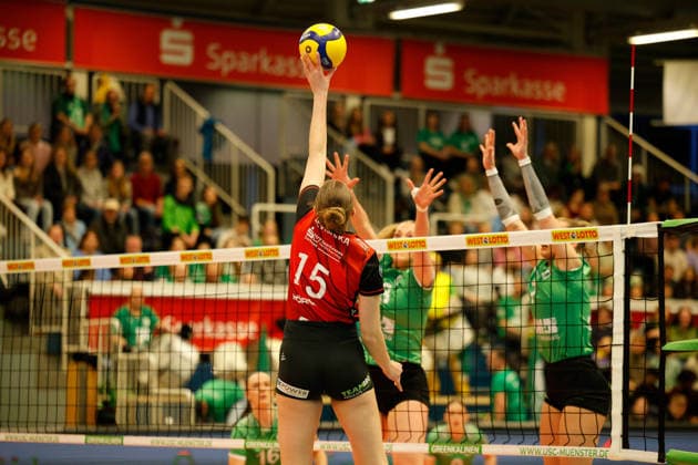 Volleyball I Women I Season 2025 2026 I Bundesliga I Playoff quarter-final 2 I USC Münster Dresdner SC I 25 03 2026 Marta Kamelija Levinska 15, Dresdner SC Passes the ball over the net to her opponent Münster Sporthalle Berg Fidel North Rhine-Westphalia Germany Copyright: xLobeca CedricxSiefkerx