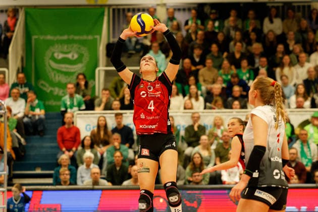 Volleyball I Women I Season 2025 2026 I Bundesliga I Playoff quarter-finals 2 I USC Münster Dresdner SC I 25 03 2026 Emma Grome 4, Dresdner SC passes the ball to a teammate Münster Sporthalle Berg Fidel North Rhine-Westphalia Germany Copyright: xLobeca CedricxSiefkerx