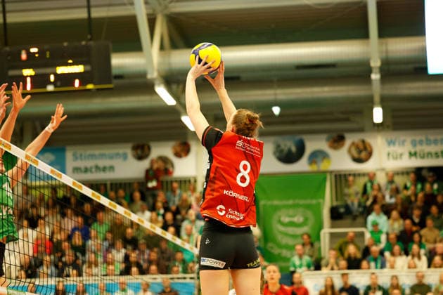 Volleyball I Women I Season 2025 2026 I Bundesliga I Playoff quarter-final 2 I USC Münster Dresdner SC I 25 03 2026 Jette Kuipers 8, Dresdner SC Plays the ball easily over the net Münster Sporthalle Berg Fidel North Rhine-Westphalia Germany Copyright: xLobeca CedricxSiefkerx