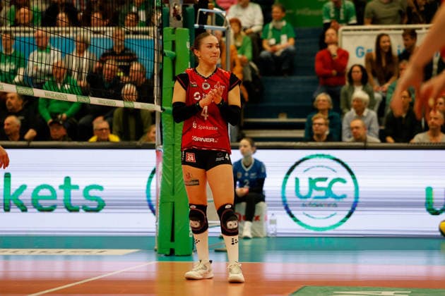 Volleyball I Women I Season 2025 2026 I Bundesliga I Playoff quarter-final 2 I USC Münster Dresdner SC I 25 03 2026 Emma Grome 4, Dresdner SC claps her hands and motivates her team for the next rally Münster Sporthalle Berg Fidel North Rhine-Westphalia Germany Copyright: xLobeca CedricxSiefkerx