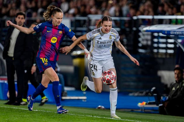 Real Madrid CF v FC Barcelona, Barca - UEFA Women s Champions League 2025 26 Quarter-finals First Leg Lotte Keukelaar of Real Madrid CF (R) is in action with the ball defended by Caroline Graham Hansen of FC Barcelona (L) during the UEFA Women s Champions League 2025 26 Quarter-finals First Leg match between Real Madrid CF and FC Barcelona at Estadio Alfredo Di Stefano on March 25, 2026 in Madrid, Spain. Valdebebas Estadio Alfredo Di Stefano Madrid Spain Copyright: xAlbertoxGardinx AGardin_20260325_W_Champ_Rea_Mad_Bar_1152