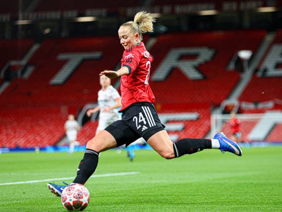 MANCHESTER, ENGLAND - March 25: Lea Schuller of Manchester United, ManU crosses the ball during the UEFA Womens Champions League match between Manchester United and Bayern Munich at Old Trafford in Manchester, England Copyright: xNataliexMincher SPPx Sportspressphoto_SPR118208