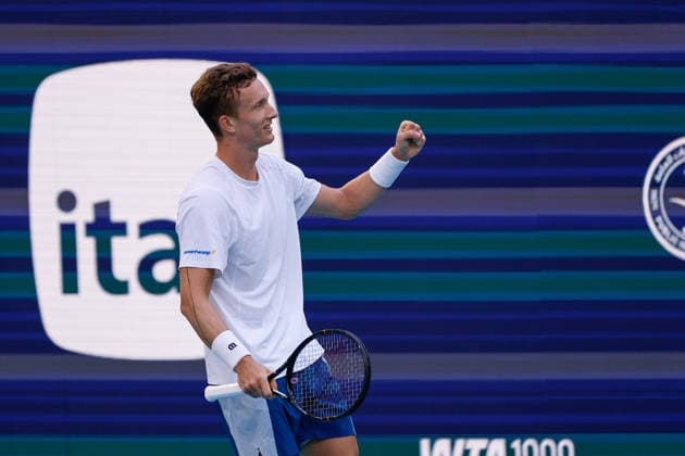 MIAMI GARDENS, FL - MARCH 25: Jiri Lehecka (CZE) in action during a men™s quarter-final singles match against Martin Landaluce (ESP) at the Miami Open on March 25, 2026, at Hard Rock Stadium in Miami Gardens, Florida,(Photo by Chris Arjoon Icon Sportswire) TENNIS: MAR 25 Miami Open EDITORIAL USE ONLY Icon2603250010088