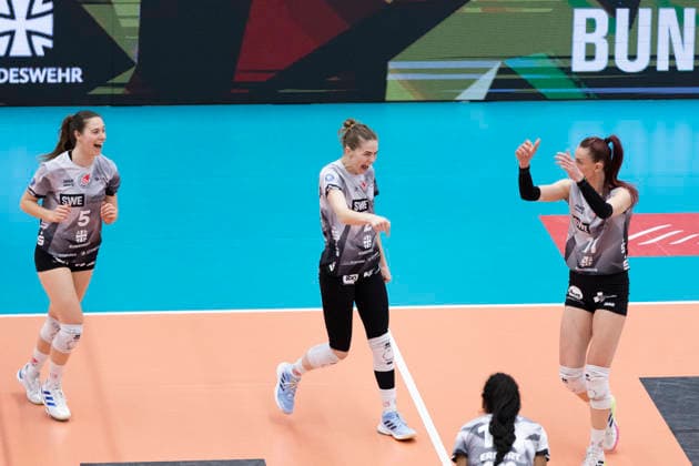 1 Volleyball Bundesliga womens playoffs quarter-finals Schwarz Weiss Erfurt vs Allianz MTV Stuttgart Erfurt 25 03 2026 Elizabeth Sandbothe 2 Schwarz Weiss Erfurt center 1 Volleyball Bundesliga womens playoffs quarter-finals Schwarz Weiss Erfurt vs Allianz MTV Stuttgart Riethsporthalle Erfurt 25 03 2026 Copyright: xBEAUTIFULxSPORTS Duehringx