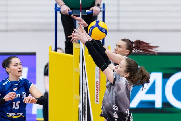 1 Volleyball Bundesliga Womens Playoffs Quarter-finals Schwarz Weiss Erfurt vs Allianz MTV Stuttgart Erfurt 25 03 2026 Mikala Mogensen 16 Allianz MTV Stuttgart vs Lena Linke 6 Schwarz Weiss Erfurt in front and Isabel KovaÄiÄ‡ 11 Schwarz Weiss Erfurt behind 1 Volleyball Bundesliga Womens Playoffs Quarter-finals Schwarz Weiss Erfurt vs Allianz MTV Stuttgart Riethsporthalle Erfurt 25 03 2026 Copyright: xBEAUTIFULxSPORTS Duehringx
