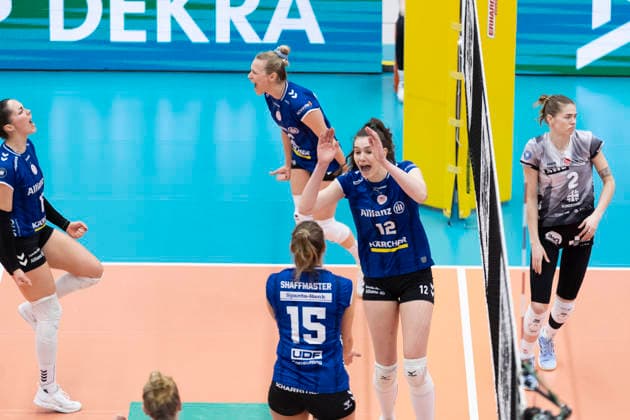 1 Volleyball Bundesliga Womens Playoffs Quarterfinals Schwarz Weiss Erfurt vs Allianz MTV Stuttgart Erfurt 25 03 2026 Cheering, Lucia Varela 12 Allianz MTV Stuttgart with Melani Shaffmaster 15 Allianz MTV Stuttgart , Antonia Stautz 6 Allianz MTV Stuttgart above and Mikala Mogensen 16 Allianz MTV Stuttgart left 1 Volleyball Bundesliga Womens Playoffs Quarterfinals Schwarz Weiss Erfurt vs Allianz MTV Stuttgart Riethsporthalle Erfurt 25 03 2026 Copyright: xBEAUTIFULxSPORTS Duehringx