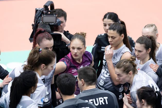 1 Volleyball Bundesliga womens playoffs quarter-finals Schwarz Weiss Erfurt vs Allianz MTV Stuttgart Erfurt 25 03 2026 Lotte Goertz 4 Schwarz Weiss Erfurt center and team 1 Volleyball Bundesliga womens playoffs quarter-finals Schwarz Weiss Erfurt vs Allianz MTV Stuttgart Riethsporthalle Erfurt 25 03 2026 Copyright: xBEAUTIFULxSPORTS Duehringx
