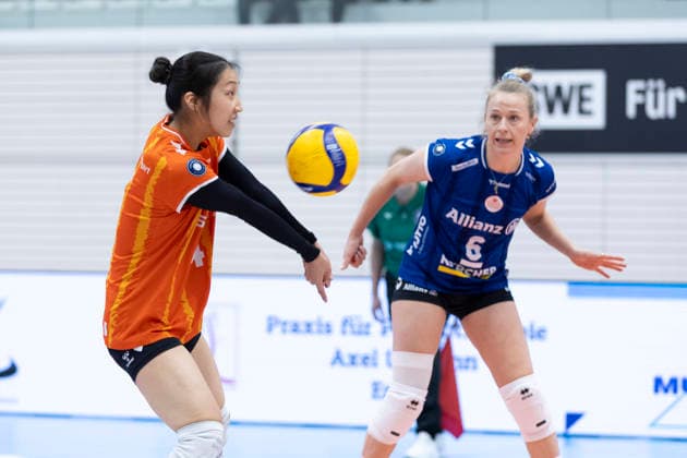 1 Volleyball Bundesliga Womens Playoffs Quarterfinals Schwarz Weiss Erfurt vs Allianz MTV Stuttgart Erfurt 25 03 2026 Yurika Bamba 4 Allianz MTV Stuttgart on the ball and Antonia Stautz 6 Allianz MTV Stuttgart on the right 1 Volleyball Bundesliga Womens Playoffs Quarterfinals Schwarz Weiss Erfurt vs Allianz MTV Stuttgart Riethsporthalle Erfurt 25 03 2026 Copyright: xBEAUTIFULxSPORTS Duehringx