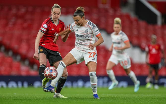 GBR, Manchester, Manchester United vs Bayern Munich, WomenÂs Champions League, Football, UEFA, Season 2025 2026, Old Trafford, Quarter-final, First leg in picture f l Millie Turner Manchester United Women 21 , Arianna Caruso Bayern Munich 27 DFB DFL REGULATIONS PROHIBIT ANY USE OF PHOTOGRAPHS AS IMAGE SEQUENCES AND OR QUASI VIDEO, 25 03 2026 Copyright: HMBxMedia HendrikxHamelau