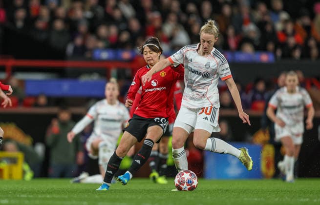 GBR, Manchester, Manchester United vs Bayern Munich, WomenÂs Champions League, Football, UEFA, Season 2025 2026, Old Trafford, Quarter-final, First leg in picture v l Hinata Miyazawa Manchester United Women 20 , Carolin Simon Bayern Munich 30 DFB DFL REGULATIONS PROHIBIT ANY USE OF PHOTOGRAPHS AS IMAGE SEQUENCES AND OR QUASI VIDEO, 25 03 2026 Copyright: HMBxMedia HendrikxHamelau