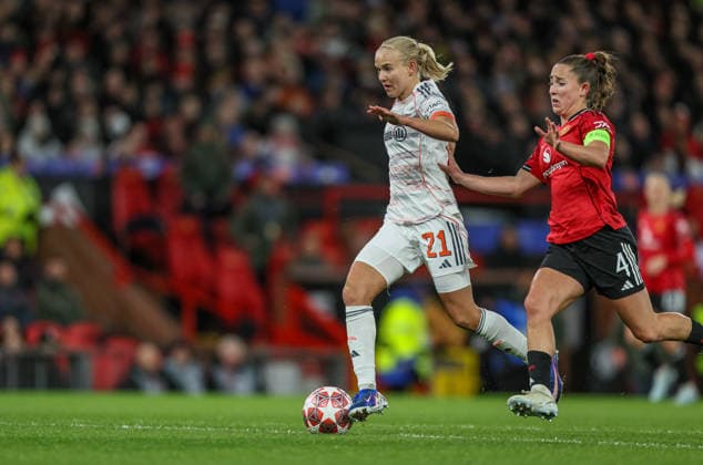 GBR, Manchester, Manchester United vs Bayern Munich, WomenÂs Champions League, Football, UEFA, 2025 2026 season, Old Trafford, quarter-final, first leg in picture f l Pernille Harder Bayern Munich 21 passes Maya Le Tissier Manchester United Women 4 and scores the goal to make it 2 1 DFB DFL REGULATIONS PROHIBIT ANY USE OF PHOTOGRAPHS AS IMAGE SEQUENCES AND OR QUASI VIDEO, 25 03 2026 Copyright: HMBxMedia HendrikxHamelau