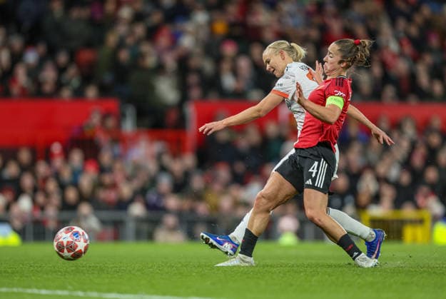 GBR, Manchester, Manchester United vs Bayern Munich, WomenÂs Champions League, Football, UEFA, 2025 2026 season, Old Trafford, quarter-final, first leg in picture f l Pernille Harder Bayern Munich 21 passes Maya Le Tissier Manchester United Women 4 and scores the goal to make it 2 1 DFB DFL REGULATIONS PROHIBIT ANY USE OF PHOTOGRAPHS AS IMAGE SEQUENCES AND OR QUASI VIDEO, 25 03 2026 Copyright: HMBxMedia HendrikxHamelau