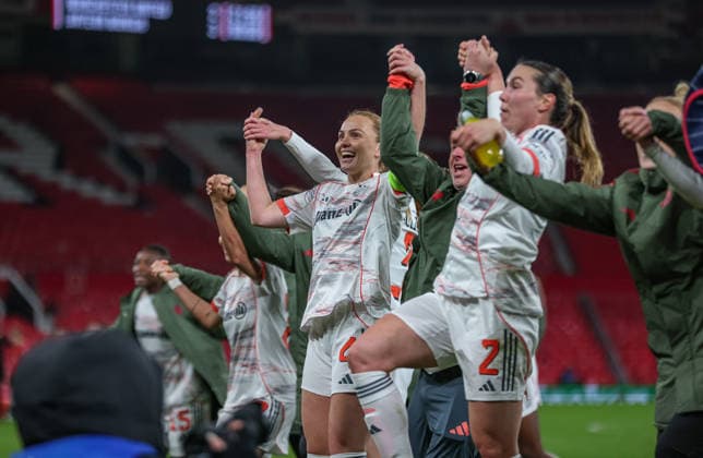 GBR, Manchester, Manchester United vs Bayern Munich, WomenÂs Champions League, Football, UEFA, Season 2025 2026, Old Trafford, Quarter-final, First leg in picture FC Bayern Munich Women celebrate victory 3 2 against Manchester United, Glodis Perla Viggosdottir Bayern Munich 4 DFB DFL REGULATIONS PROHIBIT ANY USE OF PHOTOGRAPHS AS IMAGE SEQUENCES AND OR QUASI VIDEO, 25 03 2026 Copyright: HMBxMedia HendrikxHamelau