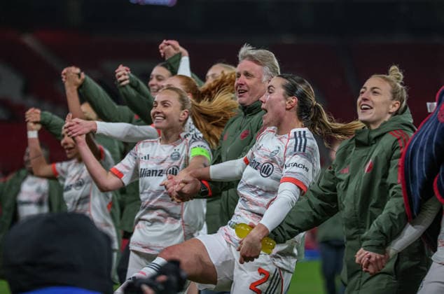 GBR, Manchester, Manchester United, ManU vs Bayern München, WomenÂ s Champions League, Fussball, UEFA, Spielzeit 2025 2026, Old Trafford, Viertelfinale, Hinspiel im Bild: FC Bayern München Frauen feiern den Sieg 3:2 gegen Manchester United DFB DFL REGULATIONS PROHIBIT ANY USE OF PHOTOGRAPHS AS IMAGE SEQUENCES AND OR QUASI-VIDEO, 25.03.2026 *** GBR, Manchester, Manchester United vs Bayern Munich, WomenÂs Champions League, Football, UEFA, Season 2025 2026, Old Trafford, Quarter-final, First leg in picture FC Bayern Munich Women celebrate victory 3 2 against Manchester United DFB DFL REGULATIONS PROHIBIT ANY USE OF PHOTOGRAPHS AS IMAGE SEQUENCES AND OR QUASI VIDEO, 25 03 2026 Copyright: HMBxMedia HendrikxHamelau