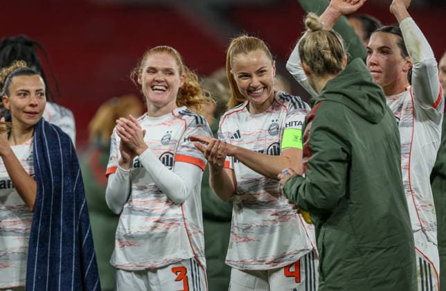 GBR, Manchester, Manchester United vs Bayern Munich, WomenÂs Champions League, Football, UEFA, Season 2025 2026, Old Trafford, Quarter-final, First leg in picture FC Bayern Munich Women celebrate victory 3 2 against Manchester United DFB DFL REGULATIONS PROHIBIT ANY USE OF PHOTOGRAPHS AS IMAGE SEQUENCES AND OR QUASI VIDEO, 25 03 2026 Copyright: HMBxMedia HendrikxHamelau