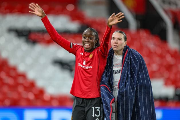 GBR, Manchester, Manchester United vs Bayern Munich, WomenÂs Champions League, Football, UEFA, Season 2025 2026, Old Trafford, Quarter-final, First leg in picture f l Simi Awujo Manchester United 23 , Vanessa Gilles Bayern Munich 2 DFB DFL REGULATIONS PROHIBIT ANY USE OF PHOTOGRAPHS AS IMAGE SEQUENCES AND OR QUASI VIDEO, 25 03 2026 Copyright: HMBxMedia HendrikxHamelau