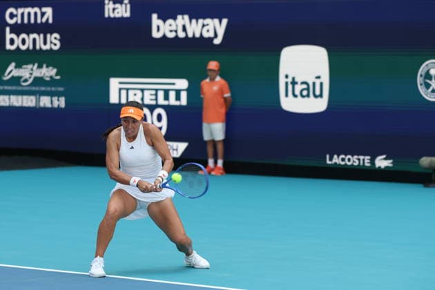 March 25, 2026, Miami Gardens, Florida, United States Of America: MIAMI GARDENS, FLORIDA - MARCH 25: Elena Rybakina of Kazakhstan defeats Jessica Pegula of the United States in their quarter final match on Day 9 of the Miami Open at Hard Rock Stadium on March 25, 2026 in Miami Gardens, Florida. ...People: Jessica Pegula Miami Gardens United States Of America - ZUMAs214 20260325_ada_s214_088 Copyright: xSMGx