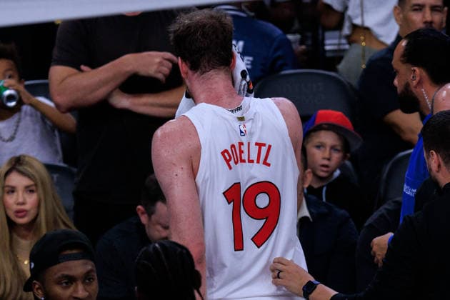 March 25, 2026, Inglewood, California, USA: Jakob Poeltl 19 of the Toronto Raptors leaves the court bleeds after being stroke to the side of the right eye during a regular season NBA, Basketball Herren, USA game against the Los Angeles Clippers on Wednesday March 25, 2026 at Intuit Dome Arena in Inglewood, California. JAVIER ROJAS PI. Clippers Vs. Raptors  - ZUMAp124 20260325_zaa_p124_009 Copyright: xJavierxRojasx