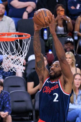 March 25, 2026, Inglewood, California, USA: Kawhi Leonard 2 of the Los Angeles Clippers dunks the ball during a 2026 NBA, Basketball Herren, USA regular season game against the Toronto Raptors on Wednesday March 25, 2026 at Intuit Dome Arena in Inglewood, California. JAVIER ROJAS PI Clippers Vs. Raptors  - ZUMAp124 20260325_zaa_p124_010 Copyright: xJavierxRojasx