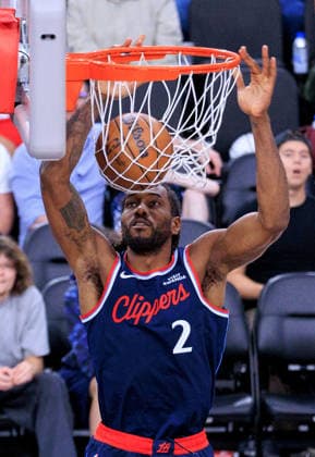 March 25, 2026, Inglewood, California, USA: Kawhi Leonard 2 of the Los Angeles Clippers dunks the ball during a 2026 NBA, Basketball Herren, USA regular season game against the Toronto Raptors on Wednesday March 25, 2026 at Intuit Dome Arena in Inglewood, California. JAVIER ROJAS PI Inglewood USA - ZUMAp124 20260325_zaa_p124_011 Copyright: xJavierxRojasx